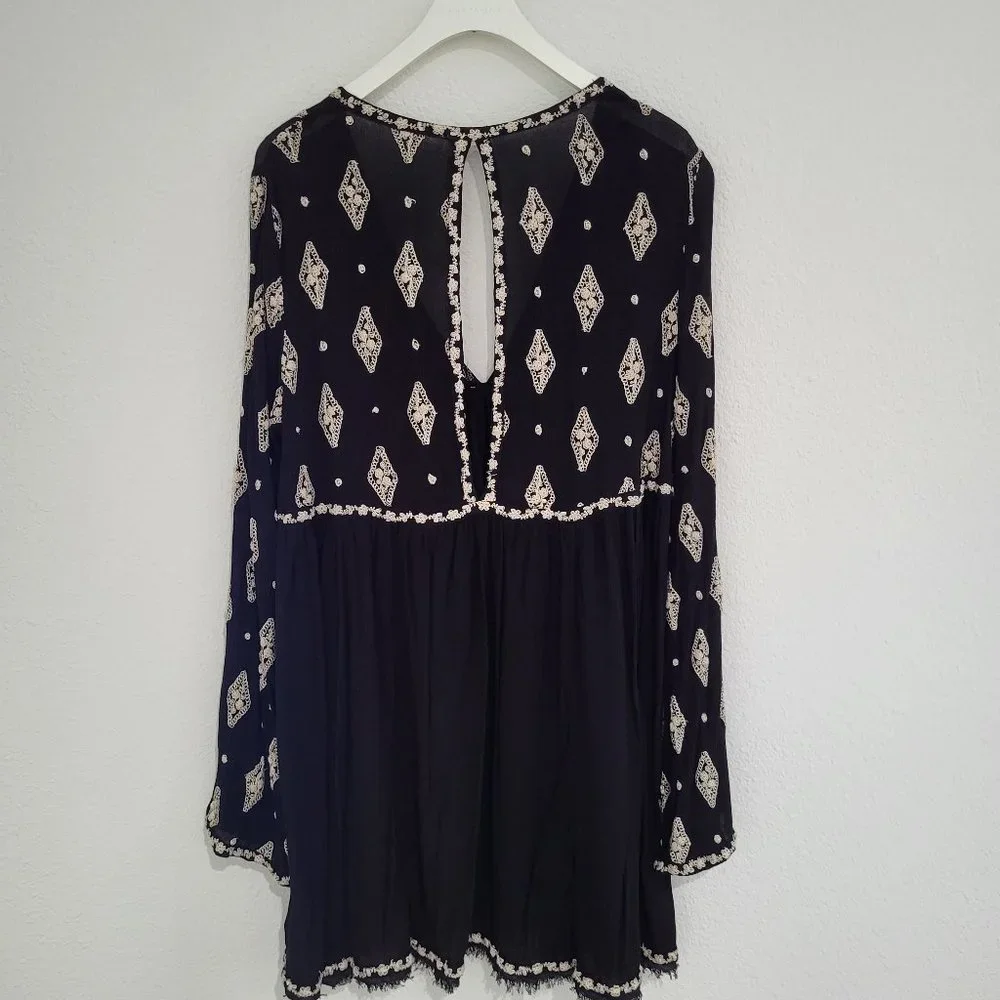 FREE PEOPLE Diamond Embroidered Bell Sleeve Top Black/White SZ L - Picture 3 of 10